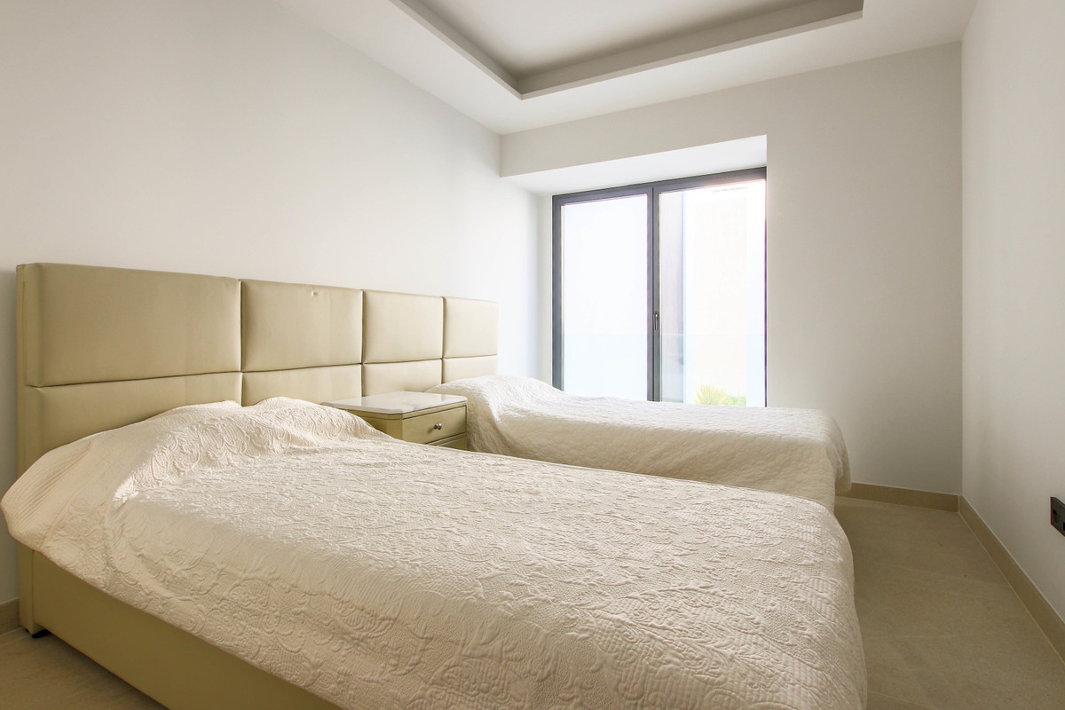 16-ec67b526875bf0124b6ce4328a754439-12